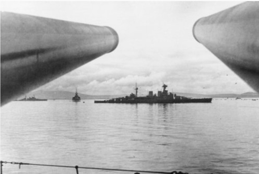 13H15Gensoul attendait des instructions alors que le gouvernement de Vichy n’était même pas installé. Il signala au Foxhound qui’il était prêt à recevoir un délégué anglais. La tension était à son comble, les canons anglais braqués sur les navires français