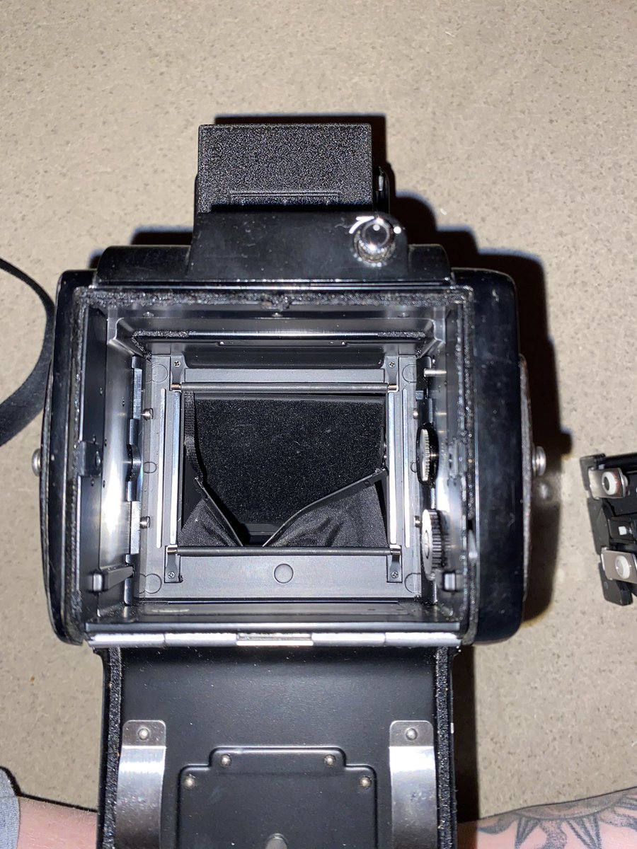 Vinaleg áminning um að skoða inn í myndavélar *áður* en þið borgið fyrir þær. Þessi nýjasta mín virðist til dæmis hafa verið barin að innan með baseball kylfu 😅