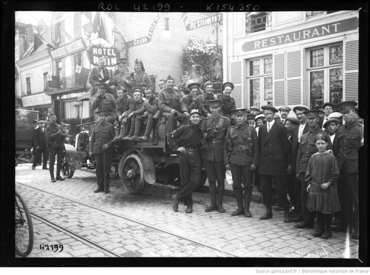 sommecourt's tweet photo. A wonderful photograph of British soldiers of the British Expeditionary Force (BEF) meeting their French Allies at Amiens on the Somme in September 1914. https://t.co/L5gg4SgFrB