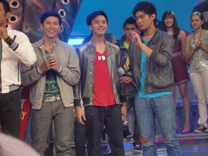 AnotherMsOh_'s tweet image. Taping for Friday episode kami nanood dati yung lahat sila present hahaha grabe date ng picture january 2011 pa 😅 si sir gary yung guest tas grabe magalit yung floor director kailangan paos ka na kakasigaw. Haha. 

By the way #SamVon representatives kami. 😅🤣