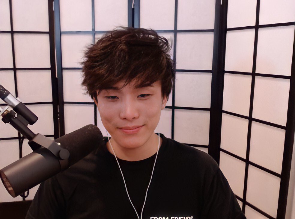 A thread of Sykkuno but his smile gets bigger as you keep scrolling  #SYKKUNO2MILLION