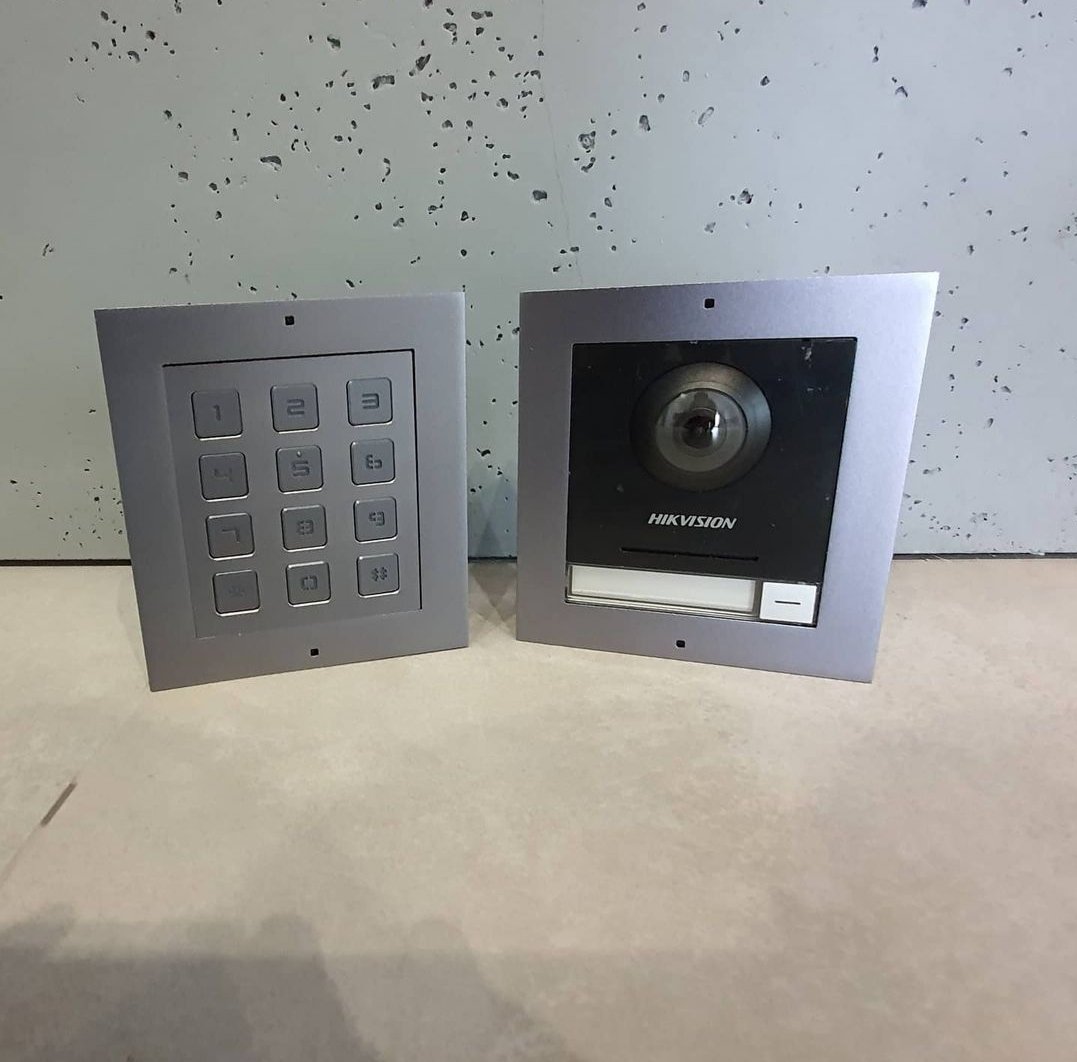 aleksandra_smit's tweet photo. #Hikvision IP interfon. 🙋 
Za spoljnu jedinicu možete da izaberete samo modul sa kamerom od 2MP i pozivnim dugmetom ili želite nešto više pa možete da dodate modul sa tastaturom i da kapiju otvarate unosom šifre. 🔢 
Mi uvek biramo #SamoHikvision, a Vi? https://t.co/u7vLSu9nAY https://t.co/MAWt62m6gc
