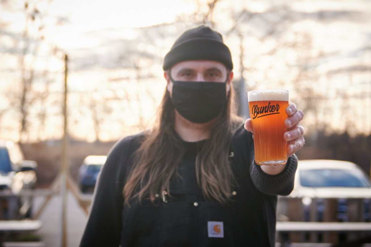 Sundaze with Peter.  Drink beer. See Peter. Drink more beer.  Still Peter 🤷‍♂️🍻
#sundazewithpeter #patiopints #overallstyle #hessmilingunderthatmask