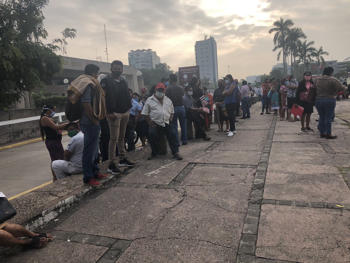 ChuySibilla's tweet photo. Hoy desde temprano las colas para los apoyos de gobierno a damnificados. La gran mayoría con cubre bocas aunque algunos no se los ponen. La gran mayoría sin sana distancia. Esta es otra gran concentración de personas con posibilidad de contagios. https://t.co/DpmFbZNV8G