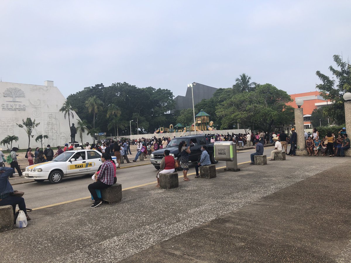 ChuySibilla's tweet photo. Hoy desde temprano las colas para los apoyos de gobierno a damnificados. La gran mayoría con cubre bocas aunque algunos no se los ponen. La gran mayoría sin sana distancia. Esta es otra gran concentración de personas con posibilidad de contagios. https://t.co/DpmFbZNV8G
