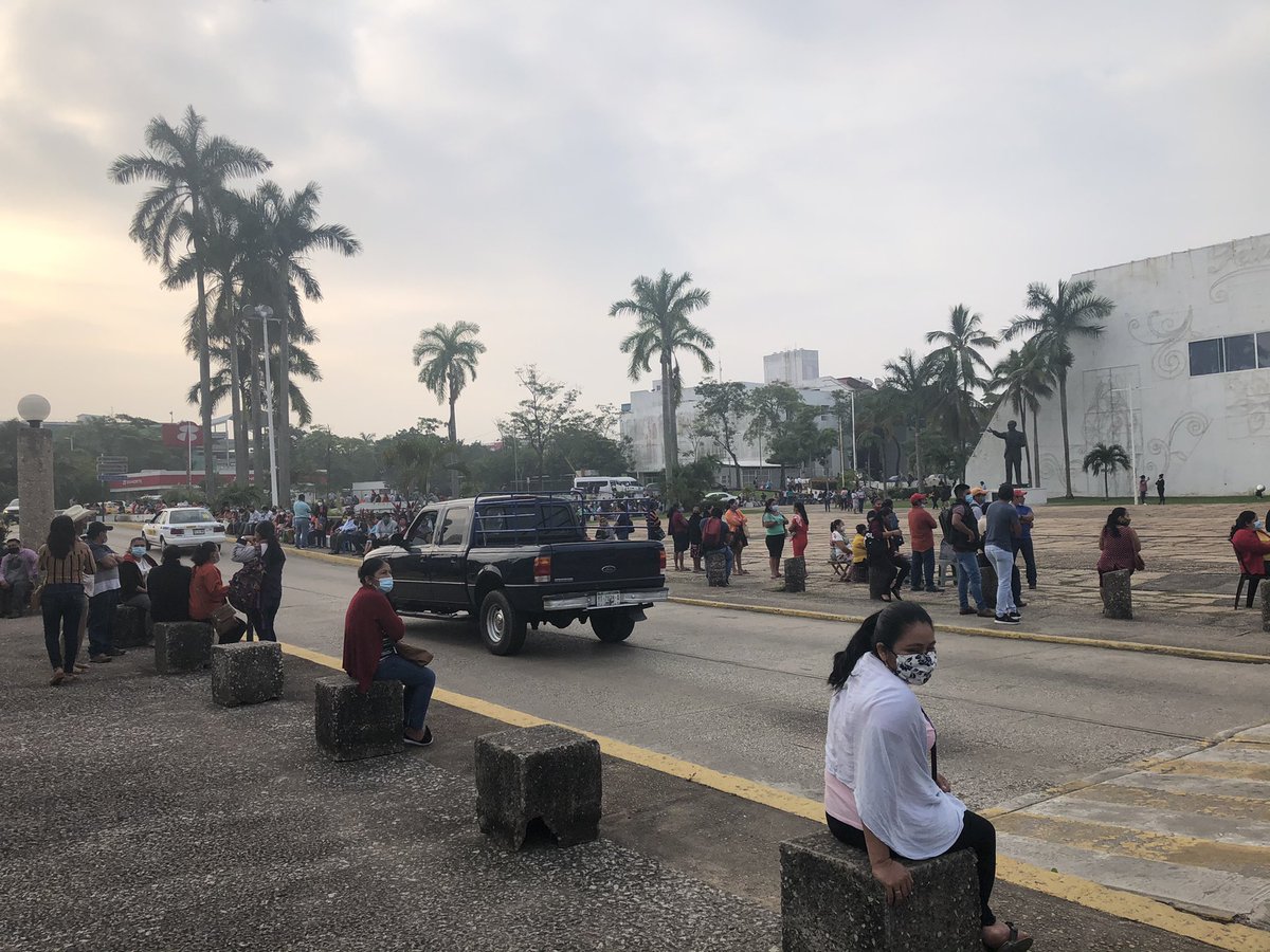 ChuySibilla's tweet photo. Hoy desde temprano las colas para los apoyos de gobierno a damnificados. La gran mayoría con cubre bocas aunque algunos no se los ponen. La gran mayoría sin sana distancia. Esta es otra gran concentración de personas con posibilidad de contagios. https://t.co/DpmFbZNV8G
