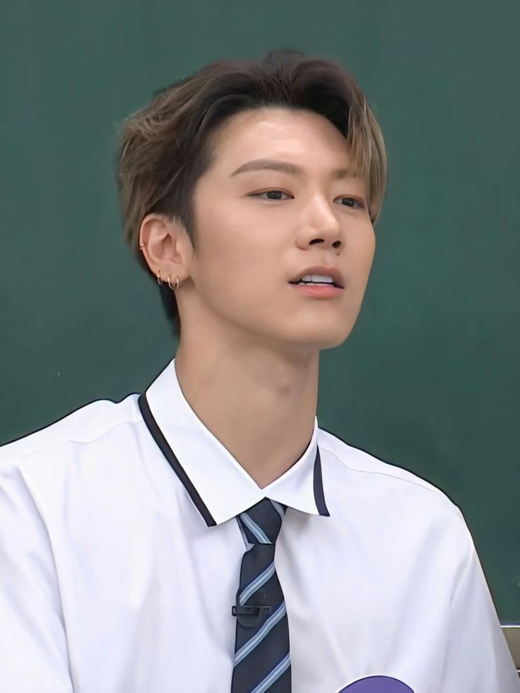 TENsfeed's tweet photo. college bf ten: a thread https://t.co/uLTprJkA5N