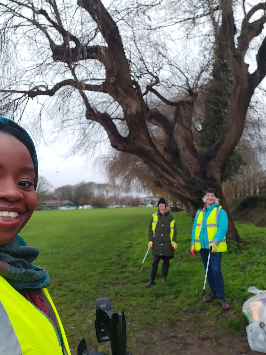 #plasticfreecaversham do a festive #litterpick 
It was grey and a tad wet but we cleaned up 2 bags of waste in #christchurchmeadow
#communitycleanup