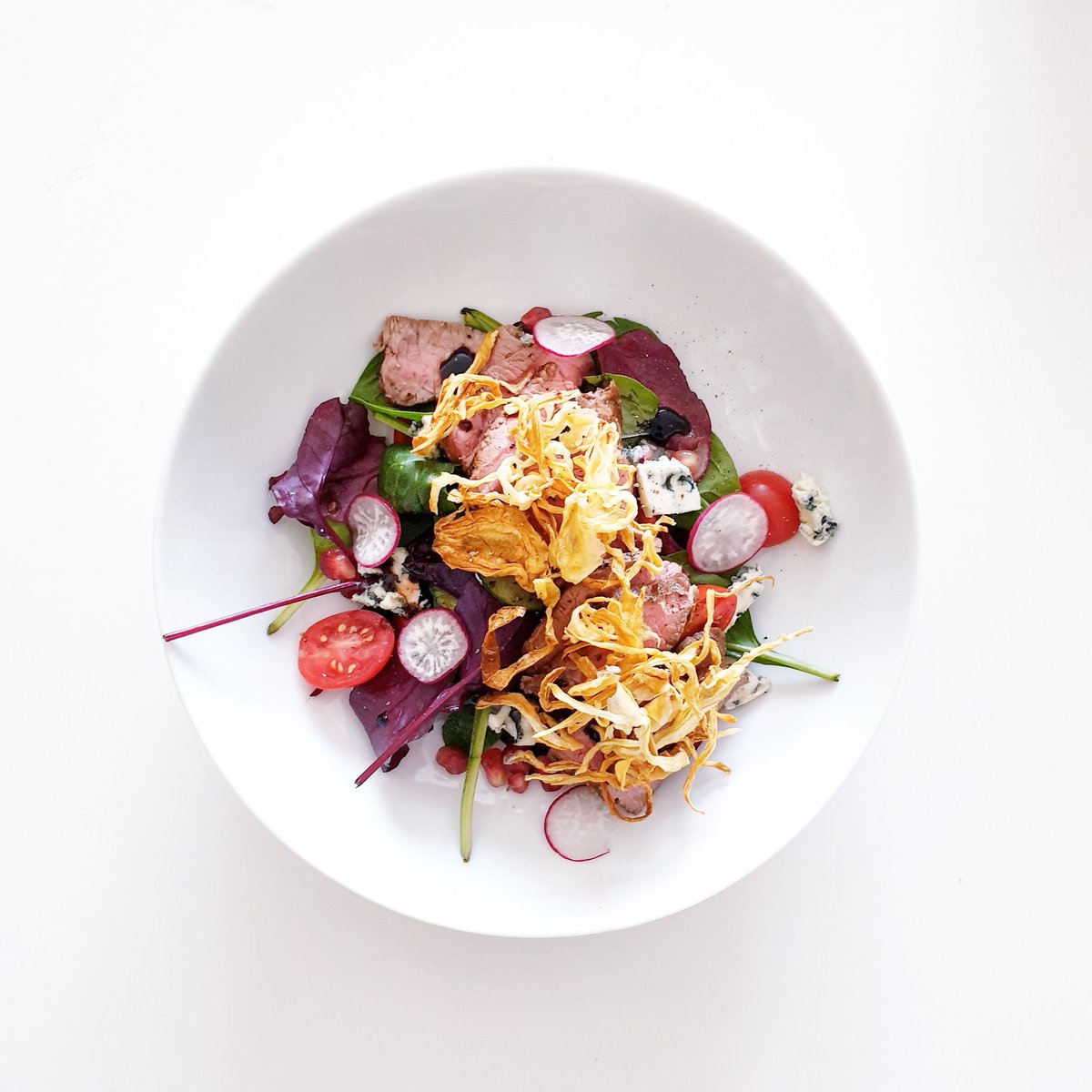 JKolbee's tweet photo. Quick little lunch on this gorgeous sunny day. Steak salad with pomegranate seeds, radishes, baby spinach, plum tomatoes, blue cheese and fried onion crisps.

#salad #steak #summer #food #foodie #foodies #foodporn #foodthings #foodstuff #yum #yummy #homecooking #foodblogger https://t.co/BrGUKAtezA