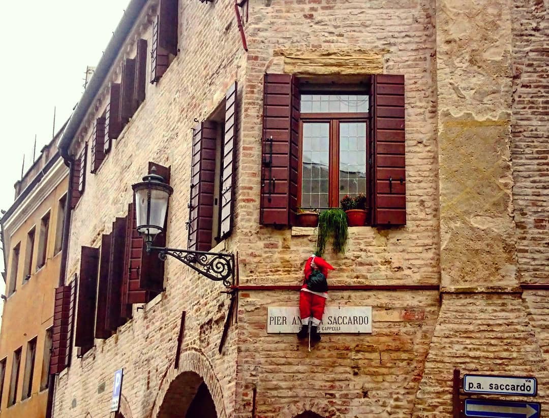 Look who's coming to dinner...🎅🏼💝
#bettinainpadova #padova #padua #Italy #Italia #Veneto #christmas #christmasdecorations #christmasiscoming #christmasmood #nataleapadova #natale #babbonatale #santaclaus #details #attentivetodetails #travel #travelphotography #pictureoftheday