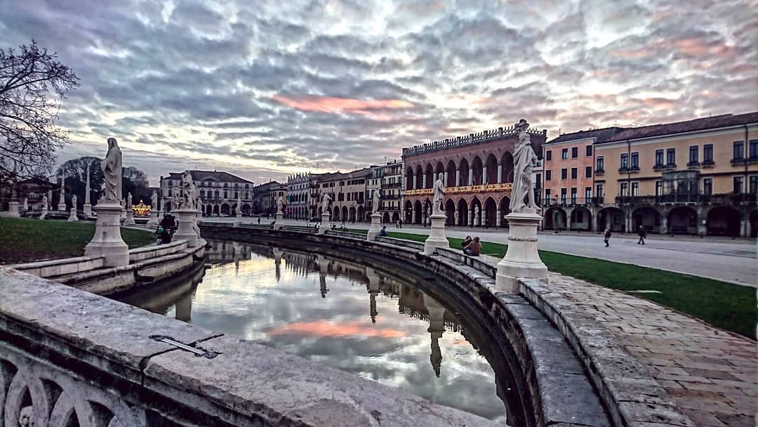 How could this Italian sky be that gorgeous? 🌇
It's not just a sunset, it's... il tramonto.That says it all.
#bettinainpadova #padova #padua #Italy #Italia #Veneto #pratodellavalle #pratodellavallepadova  #architecture #sculpture #water #sunset #tramonto #travel #PictureOfTheDay