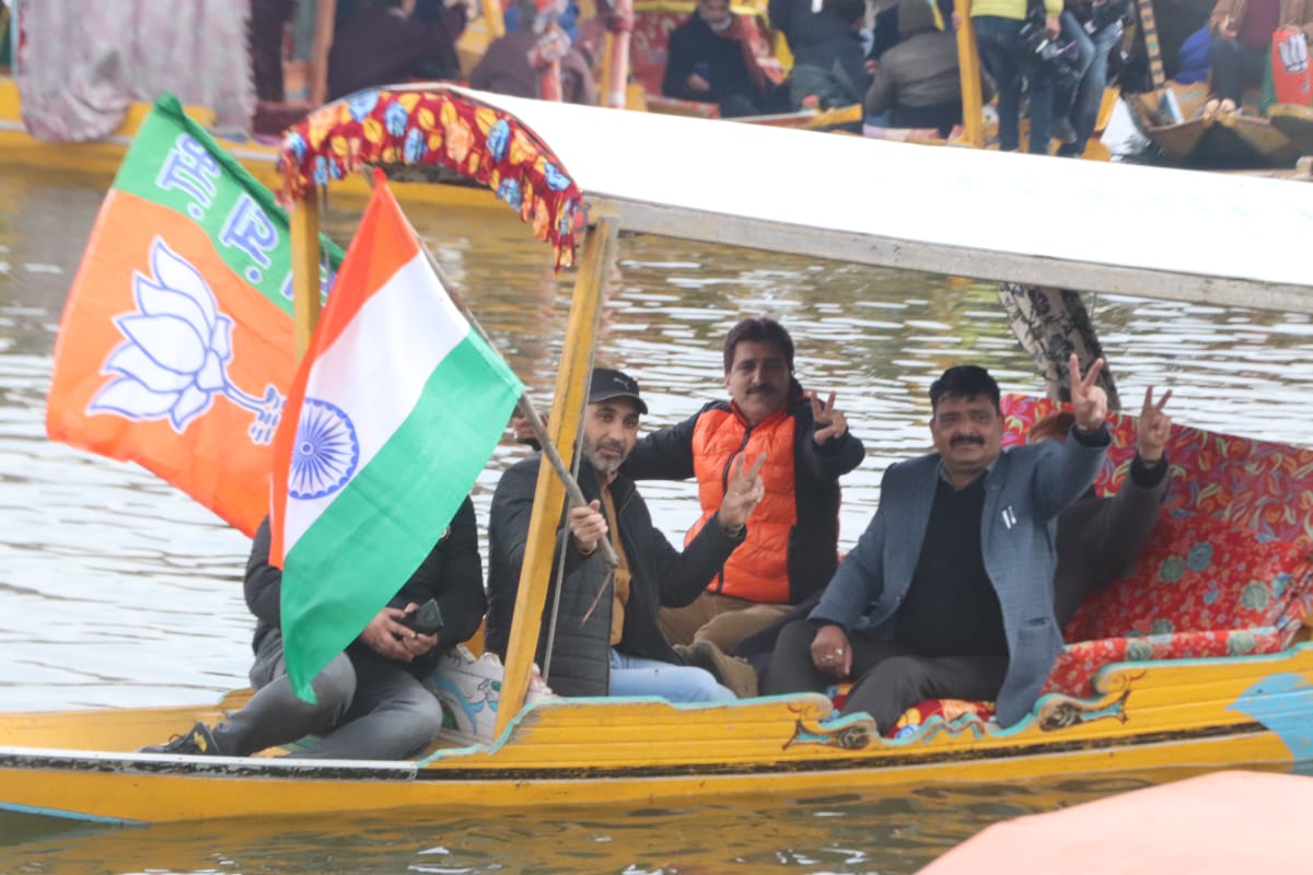 imSofiYousuf's tweet photo. #NayaKashmir
#KashmirwithBJP
#TourismoverTerrorism
#BallotoverBullet
#Tricolour #Lotus #Flying #High #in #DalLake #Srinagar
Today @bjpwithkashmir orgainised a Shikara rally in dal lake #Srinagar to promote tourism industry.
@narendramodi
@AmitShah
@JPNadda
@blsanthosh https://t.co/IFDp6utjE6