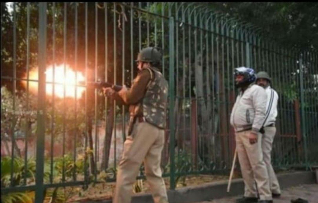 MdNayabZafar2's tweet photo. Lathis,
Tear gas shells, 
Water cannons didn't Stop them.

History will Remember the Courage of Jamia Students and Cowardice of Delhi Police...

LONG LIVE JAMIA ...      
LONG LIVE RESISTANCE ...
#13DecYearofAttackonJamia https://t.co/wwSI3jb79G