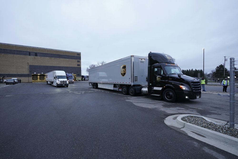WDRBNews's tweet photo. COVID-19 vaccine shipments begin in historic US effort: https://t.co/c0yU2wXmWD https://t.co/Rq7x4aieE1