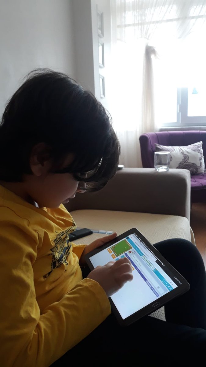 BduzuHarezmi's tweet photo. İhlas ilkokulumuzda minik eller  #codeorg #kodlamasaati #harezmiylekodluyoruz etkinliğinde kodluyor.🙂 @harezmimodeli @ihlasharezmi @timurtugral @Beylikduzu_mem @Yafesbakirci @harunbuker https://t.co/9b8YPtZpUI