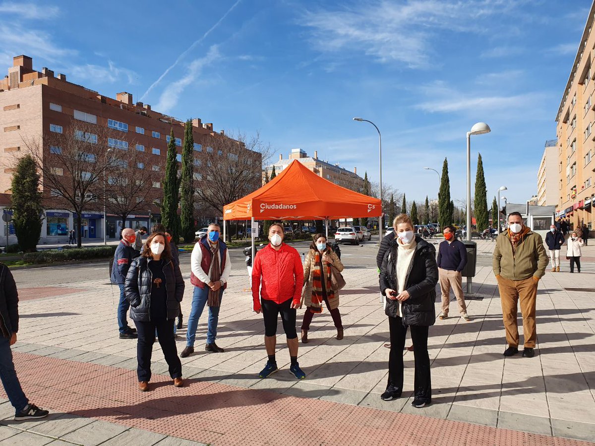 borjasfoxa's tweet photo. Una jornada más recogiendo firmas en la mesa ciudadana @CsHortaleza con la visita de @SerranoAlbertoP @MARedondoR y @mariadelamiel
Muchos afiliados,muchas firmas.
GRACIAS a todos.
#StopLeyCelaa https://t.co/SA7uI74tr4