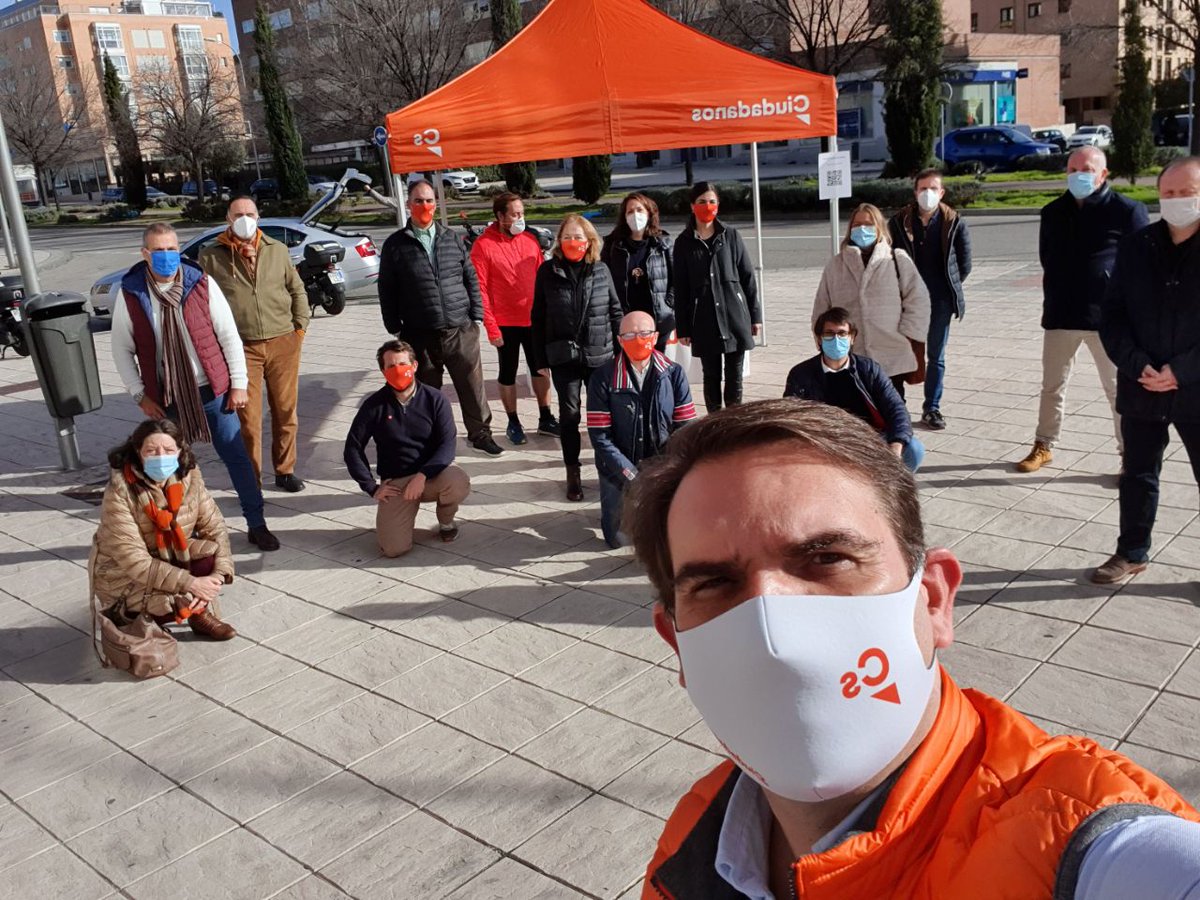 borjasfoxa's tweet photo. Una jornada más recogiendo firmas en la mesa ciudadana @CsHortaleza con la visita de @SerranoAlbertoP @MARedondoR y @mariadelamiel
Muchos afiliados,muchas firmas.
GRACIAS a todos.
#StopLeyCelaa https://t.co/SA7uI74tr4