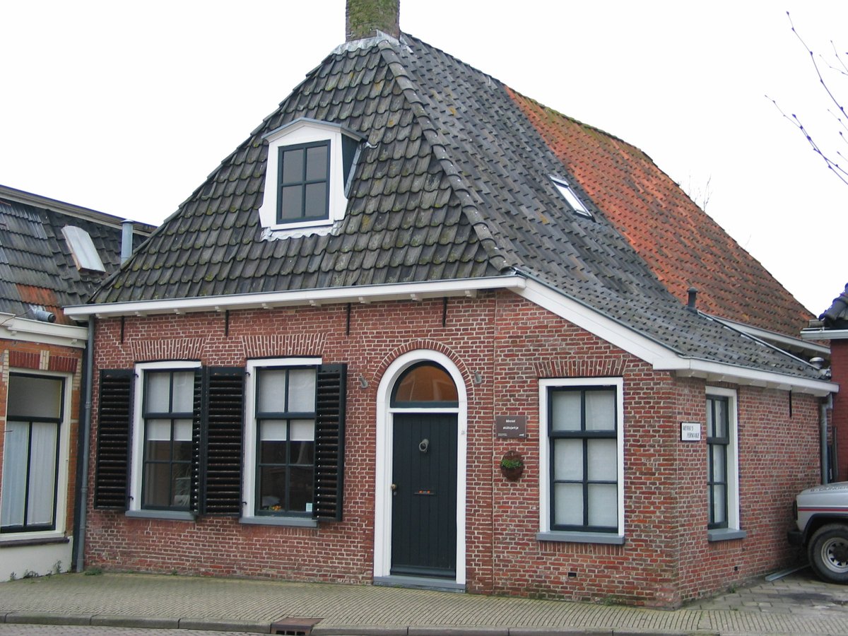 WayneTeBrake's tweet photo. Another emblem of religious peace in a conflicted world: Around 1600 the "Radical" Mennonites in the northern Netherlands built this disguised worship space (under the red tiles) to keep the peace with the dominant Reformed Church, a short walk away. #religiouspeace https://t.co/u6nC4BxmWw