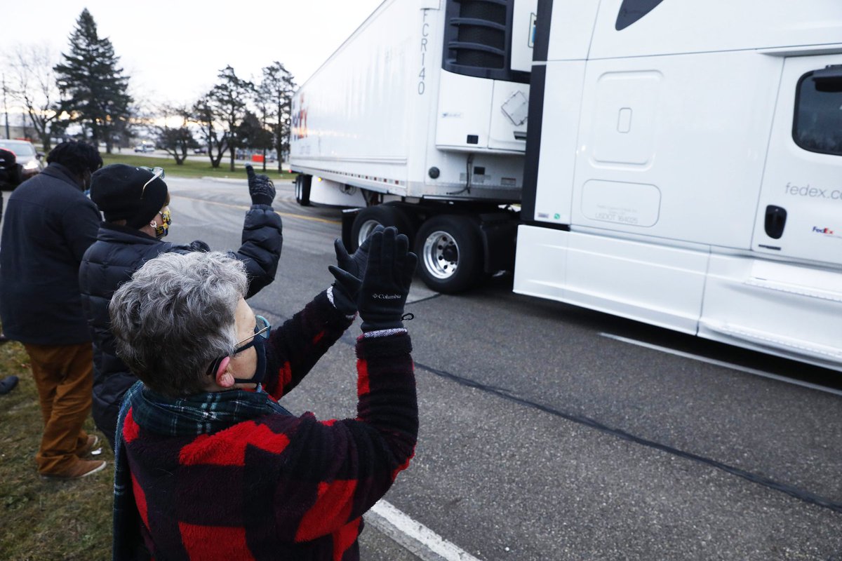 NBCNews's tweet photo. People cheer as trucks carrying the first shipment of the Covid-19 vaccine, which is being escorted by the US Marshals Service, leaves Pfizer's Global Supply facility in Kalamazoo, Michigan, on Sunday. 

📷 Jeff Kowalsky / AFP via Getty Images https://t.co/0brCeBoGFW
