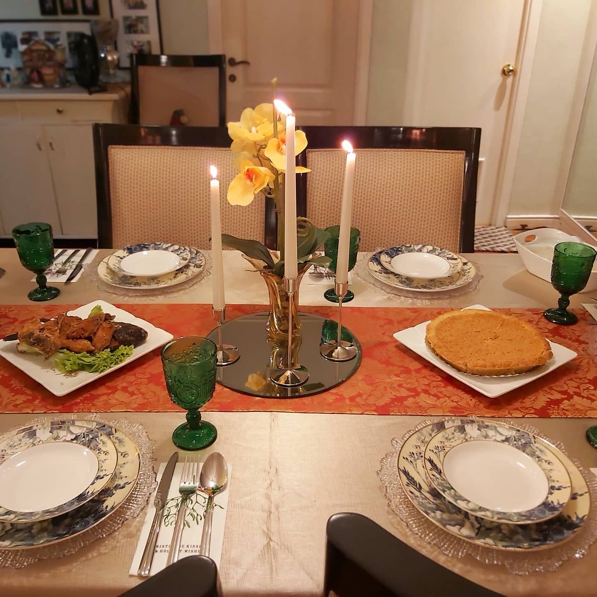 risa_del's tweet photo. What we partake for dinner was what my son has been asking all week long - Cornedbeef! But since I'm busy and can't cook, I ordered Cornedbeef Sinigang and Fried Tilapia Fillet from #ViaMare, and Mango Pie from a friend.
Love and Light, everyone! 💚 https://t.co/22qw4g6K96