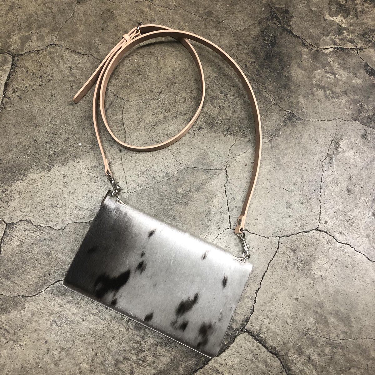 TASjapan's tweet photo. T.A.S collection.

@cementstore SPECIAL EDITION 

Shoulder wallet / Seal

MATERIAL : COW LEATHER / SEAL

#tasjapan #leather #BAG #handmade #handbag #SEAL #contemporary #modern #minimal #minimalism #japan #art #artisan #abstract #abstractart #architecture #object #black #structure https://t.co/QDYV1NEYFM