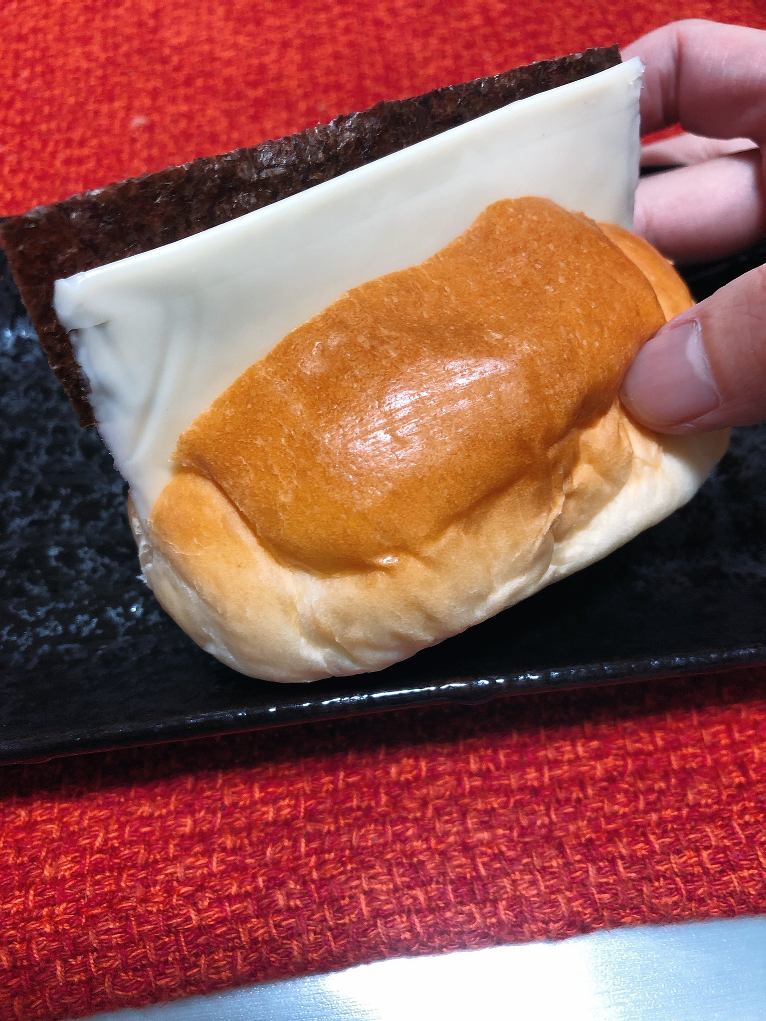 左羽由梨佳 ゆン こないだの アメトーークでの ついつい深夜に食べちゃう芸人でサンドウィッチマンさんの伊達さんがおっしゃってたやつ バターロールに海苔とチーズ挟むやつ やってみたー アメトーーク