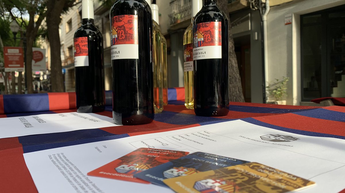 Ja som a la Rambla! Si vols números 🍀, vi 🍷o fer-te soci, ens trobaras a la cantonada entre la Rambla i el carrer Major fins a 2/4 de 2!!! 
#adguíxols #socdelguíxols #loteria #nadal #santfeliudeguíxols #guíxols2021