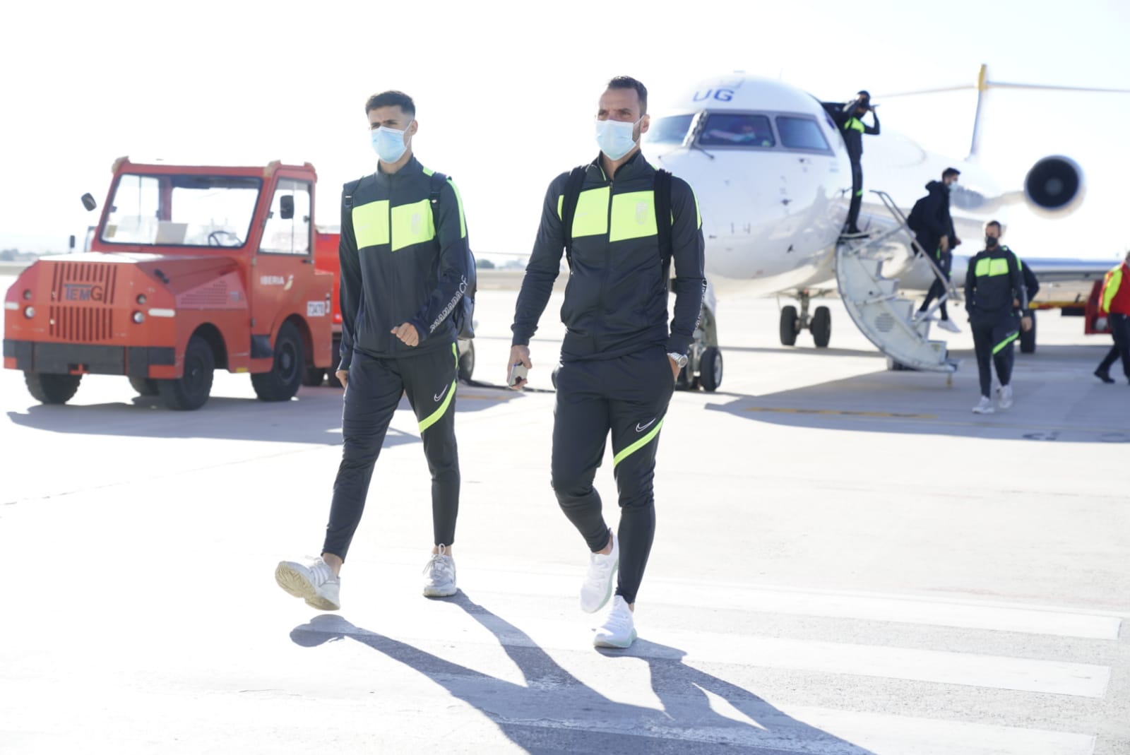 Los jugadores del Granada llegan a Elche (Foto: GCF).