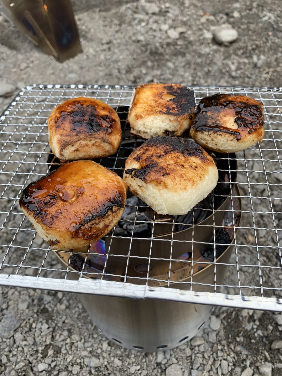 キャンプ場で焼きまんじゅう焼く群馬県民の鏡 さくぽのイラスト