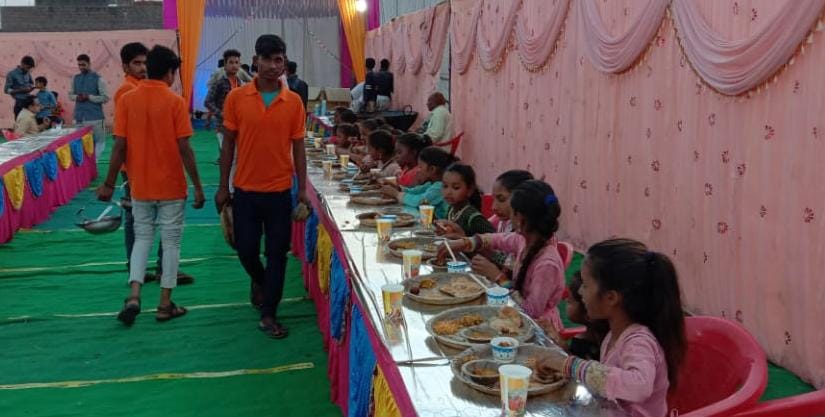 During a wedding ceremony in #BhawaniMandi, #Rajasthan, a unique initiative fostering social harmony took place. Before beginning the feast, young girls from the Gadia Luhar community were worshipped & offered gifts. Such gestures go a long way in bringing communities together.