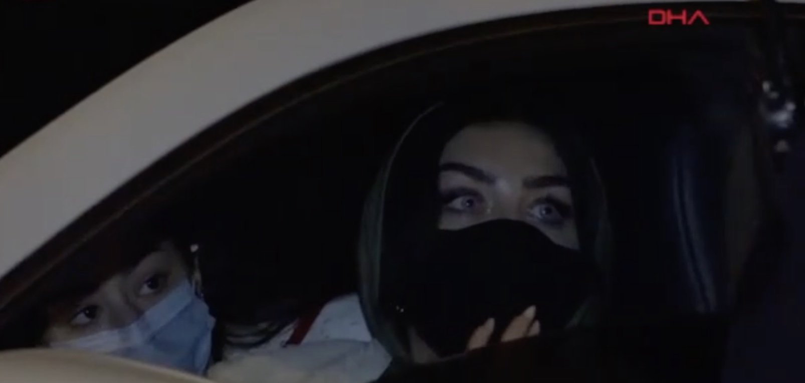 Sakarya'da Suriye uyruklu 3 kad�n, soka�a ��kma k�s�tlamas�nda l�ks ara�la gezerken polise yakaland�.