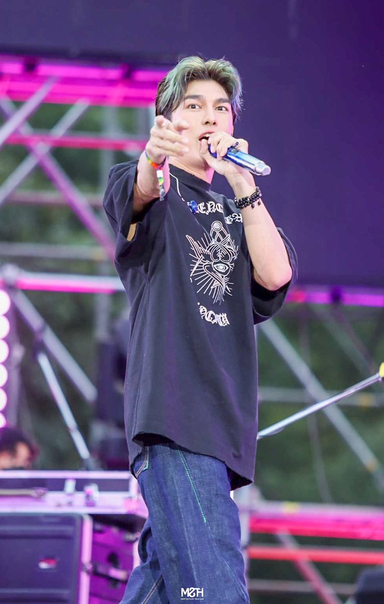 parallel1402's tweet photo. พี่มิวกับเสื้อ oversize 😶😳

#MSSXBMMF11

Cr. MSTH https://t.co/rv9mVriGLI