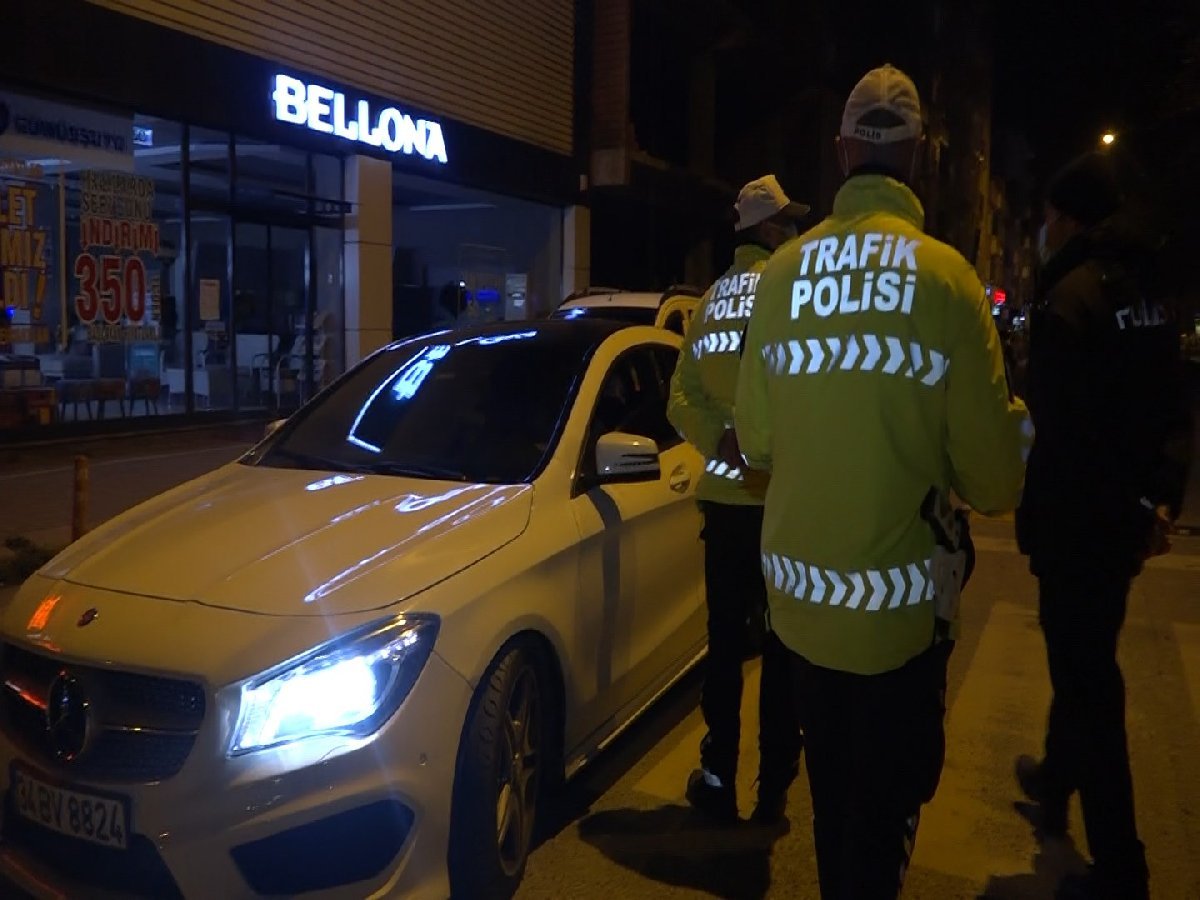 Sakarya'da Suriye uyruklu 3 kad�n, soka�a ��kma k�s�tlamas�nda l�ks ara�la gezerken polise yakaland�.