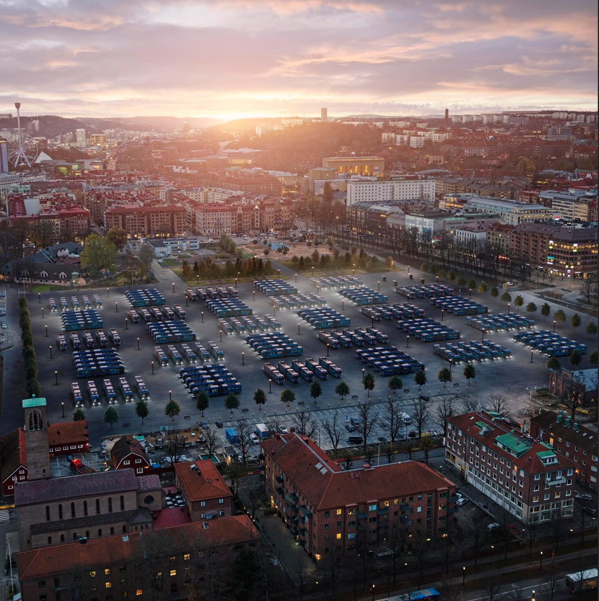 Idag levereras 145 st VOLVO 7900 Electric ledbussar till Göteborg. Med dessa nya fordon så hjälper vi Göteborg att elektrifiera 35% av stadens bussflotta vilket kommer att minska CO2-utsläppen i staden med 14 500 ton om året och även att skapa en mer hållbar stad. #volvo7900e