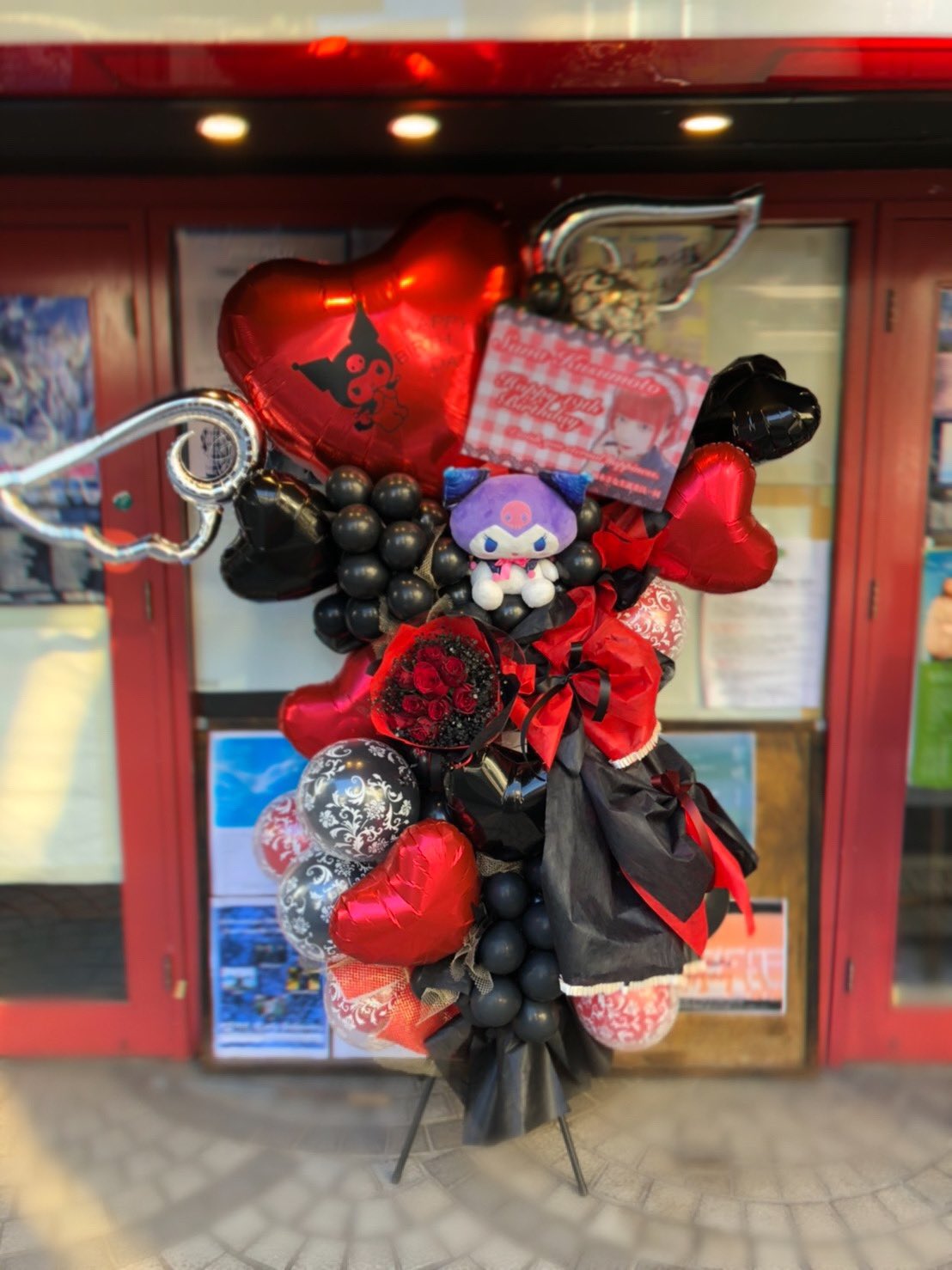 福岡のバルーン フラスタ専門店 ディアーズ バルーン フラワー 空想モーメントl 楠本さな 様の 生誕祭 イベント にお届け致しました 赤 黒でゴスロリな感じに Dears ディアーズ 楽屋花 イベント花専門店 福岡花屋 福岡バルーン
