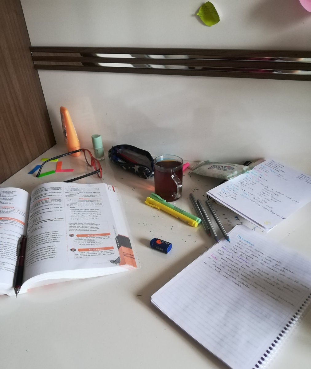 SevcanAltnds's tweet photo. Arkadaşlar gerçekten nasıl bu kadar düzenli bir masada ders çalışabiliyorsunuz? Ben derse başladıktan yarım saat sonra sağdaki hale geliyorum 🙄 https://t.co/oaqea8syIY