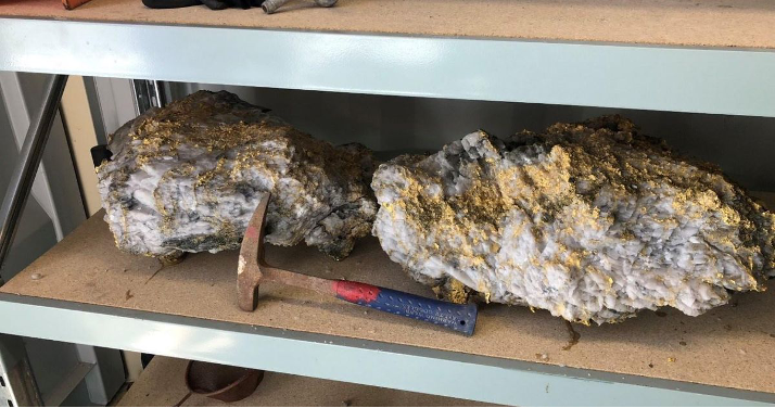 TuijnJuwelier's tweet photo. Wist je dit al? De grootste goudklomp ooit gevonden ter wereld is afkomstig uit Australië en hij woog maar liefst 93,5 kilogram! #goud #goudklomp #australië #sieraden #juwelen #gold #jewellerylove #goldsmith #tuijnjuwelier https://t.co/nsBBaAB2Uh