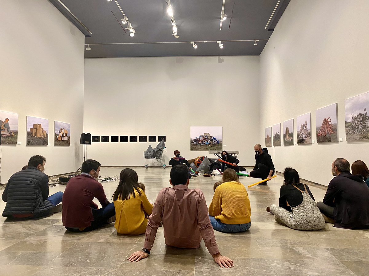 centredelcarme's tweet photo. 🍼 Hui els més menuts han pogut descobrir d'una manera molt especial l'exposició ‘Almalé y Bondía. Terrenos baldíos. Comunicado urgente contra el despilfarro’ amb l’equip de #MusNBabies @utemescola https://t.co/RL8ujLSjNS