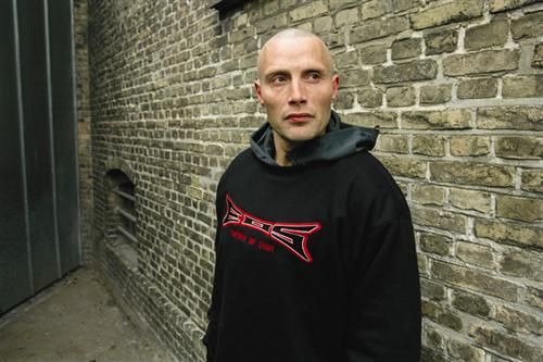 ཊལབསརངཧ (@david_rudnick) on Twitter photo why mads mikkelsen in pusher (1996) look like hes about to go on in Janus and drop the most fire speedcore set of 2010 why mads mikkelsen in pusher (1996) look like hes about to go on in Janus and drop the most fire speedcore set of 2010