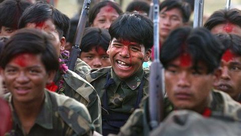 अप्रैल - मई 2004 में भारत में कांग्रेस के नेतृत्व में सरकार बनी, संयोगवश माओवादी आंदोलन इसी समय अपने चरम पे पहुँच गया। पुलिस स्टेशन पर हमला, बम विस्फोट, राजनैतिक हत्याए आम बात हो गयी। ऊपर से राजा के लिए बुरा यह कि नेपाल की बाकी राजनीतिक पार्टियां भी माओवादियों के करीब जा रही थी