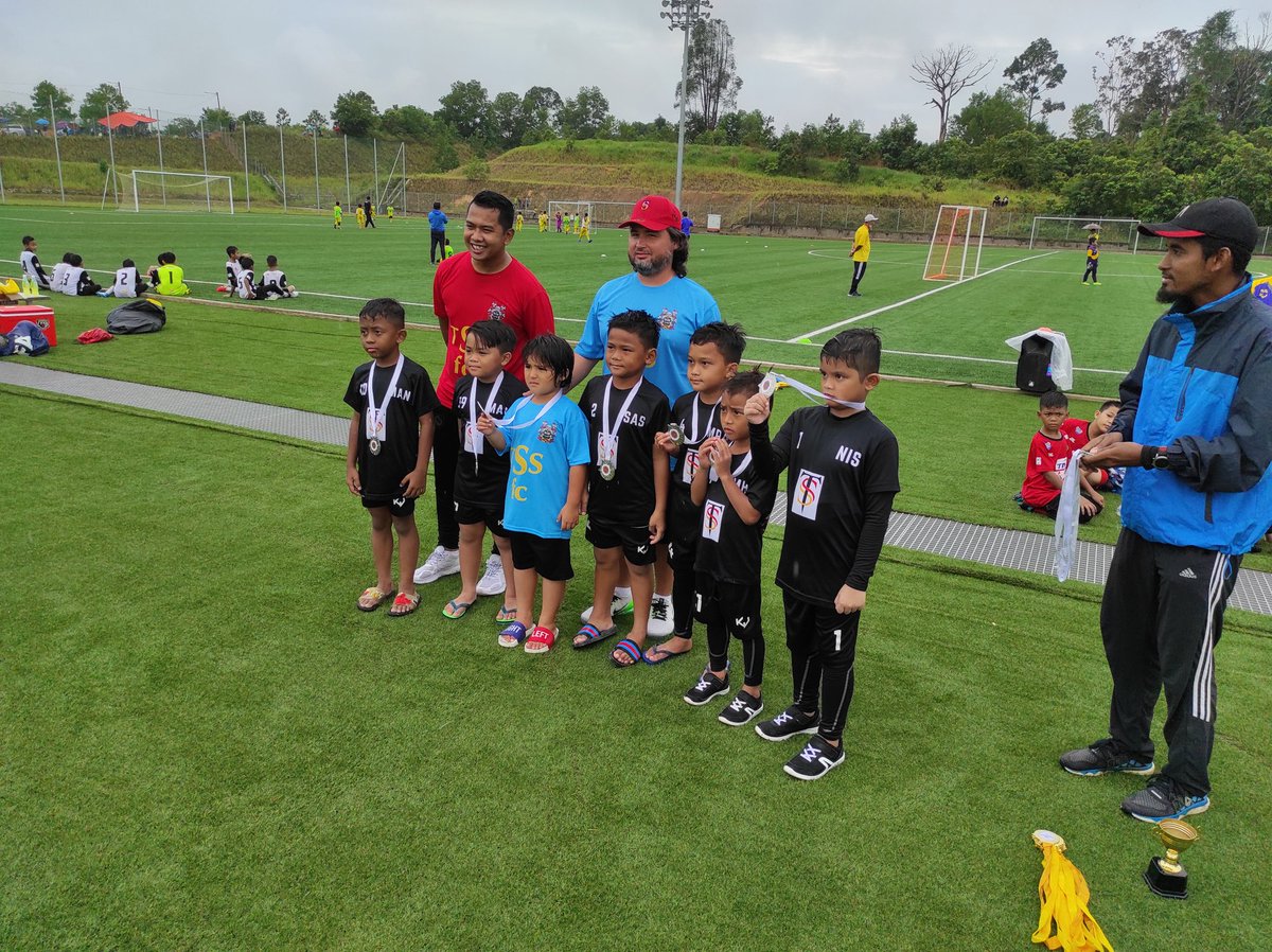 PapaQQs's tweet photo. Kejohanan Liga Jemputan Akademi Tunas Pahang
Keputusan Bwh 7 Tahun:
Johan TSS FC 'B'
Naib Johan TSS FC 'A' 
#AMDtakeover
#TSSFC 
#Grassroots
#grassrootsfootball 
#DenyutNadiAkarumbi 
#DNA https://t.co/0syL8TV8ZQ
