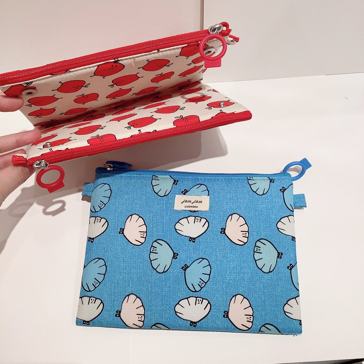 Neneme 京阪モール店 Livework Kr の Jamjam シリーズ ゆるっと描かれたイラストがクセになるデザイン こちらの2wayポーチはマスクケースや除菌シートなどの必需品をまとめるのにぴったり Neneme ネネミィ 京阪モール 韓国 韓国 Neneme 京阪モール店 Livework Kr の Jamjam シリーズ ゆるっと描かれたイラストがクセになるデザイン こちらの2wayポーチはマスクケースや除菌シートなどの必需品をまとめるのにぴったり Neneme ネネミィ 京阪モール 韓国 韓国