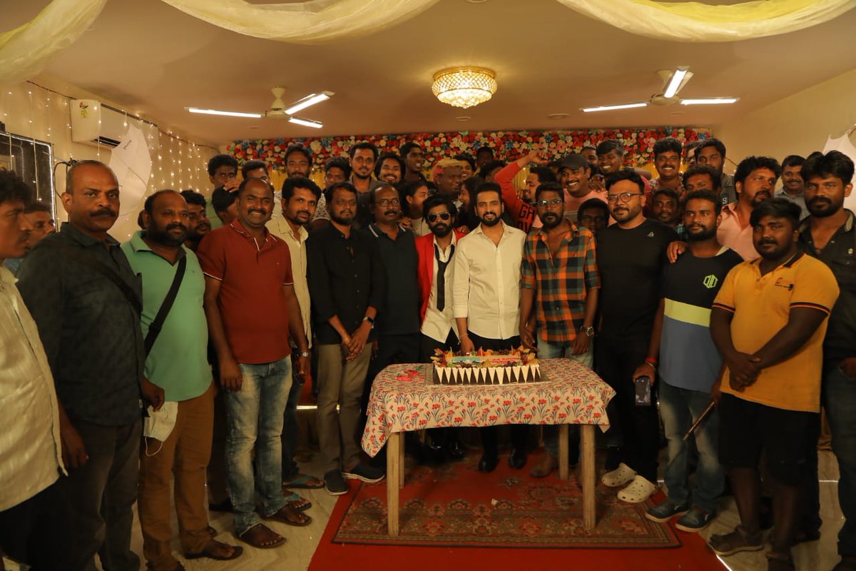 proyuvraaj's tweet photo. .@iamsanthanam's
#ParrisJeyaraj shooting has been wrapped up successfully. First single coming soon !

#JohnsonK @Music_Santhosh @Kumarkarupannan #LarkStudios @ArthurWisonA @iamsandy_off #AnaikaSoti @Sastika_R @tuneyjohn https://t.co/zluwp0p4F5