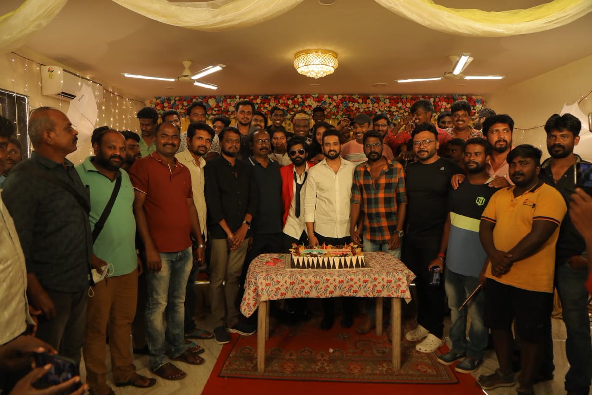 proyuvraaj's tweet photo. .@iamsanthanam's
#ParrisJeyaraj shooting has been wrapped up successfully. First single coming soon !

#JohnsonK @Music_Santhosh @Kumarkarupannan #LarkStudios @ArthurWisonA @iamsandy_off #AnaikaSoti @Sastika_R @tuneyjohn https://t.co/zluwp0p4F5