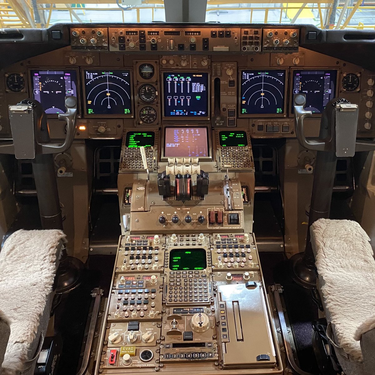 David_harris207's tweet photo. Didn’t think I’d ever find myself back in the flightdeck of the Mighty #QOTS but I was lucky enough to spend yesterday helping host guests visiting #GVROY in the @VirginAtlantic hangar at LHR. Lovely to see the old girl again #B747 ✈️ https://t.co/urC1KLRvrT