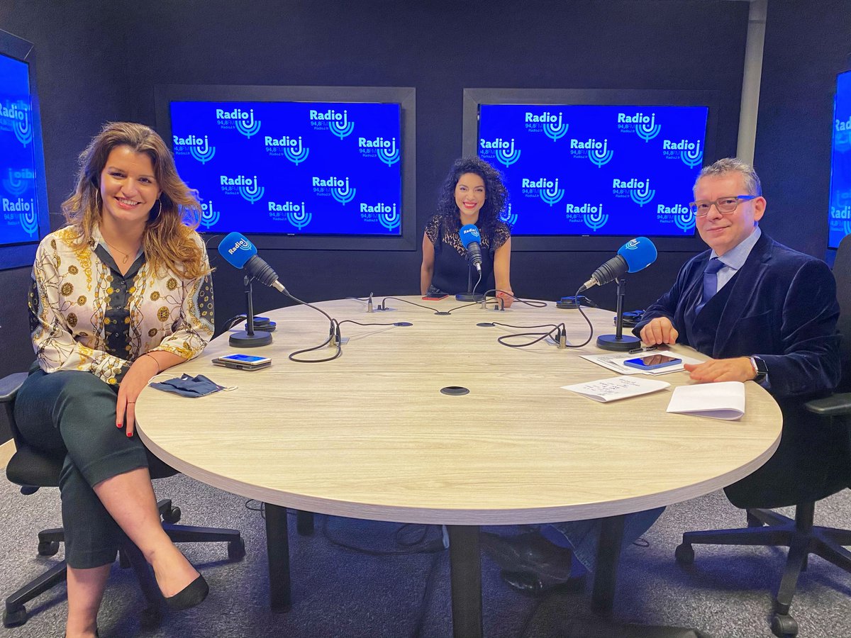 RadioJFrance's tweet photo. « Je veux rassurer tout le monde, on ne va pas interdire les plans à 3 » dans le projet de loi « confortant les valeurs républicaines »
➡️ @MarleneSchiappa au micro de @frhaz #ForumRadioJ
🎧 Réécouter : https://t.co/Y54eMLIex9 https://t.co/R1DtgObQ27