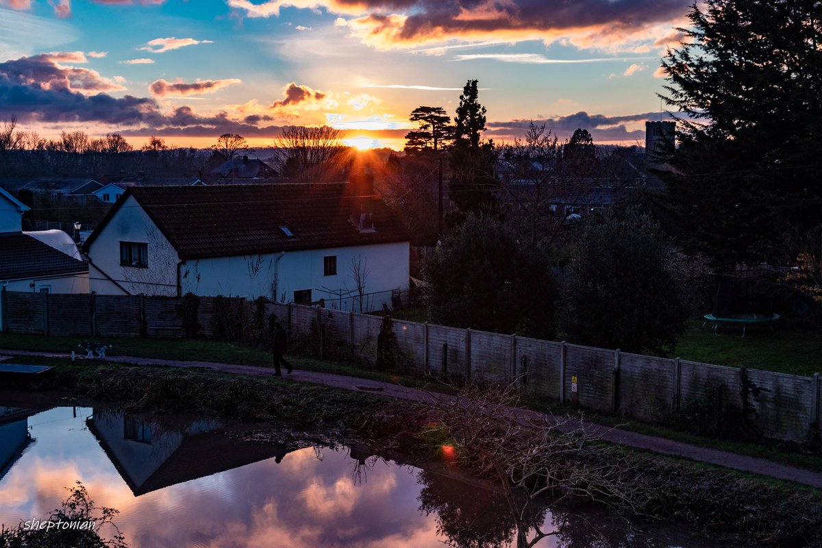 martynfreestone's tweet image. The view from my window early one morning. @LensAreLive @aam1860 #Weathercloud #weather #Somerset #bridgwaterandtauntoncanal #sunrise #morning #winter