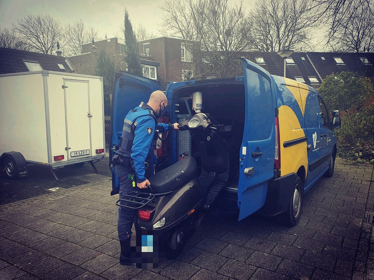 Handhaving_Dewi's tweet photo. ---- GESTOLEN SCOOTER ---- 

Handhavers troffen tijdens hun surveillance een scooter aan, waarvan het vermoeden bestond dat deze gestolen was. Nadat de handhavers nader onderzoek hadden verricht bleek het inderdaad gesignaleerd te staan als gestolen. [1\2] https://t.co/MzpWpWakgI