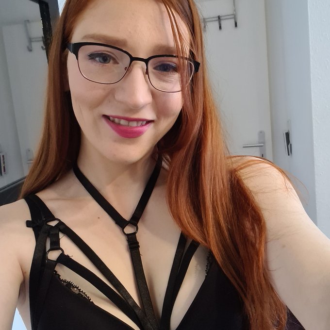 Na, alle Weihnachtsgeschenke schon eingekauft? 🎁🎄 Wird ja langsam Zeit 😉  #finafoxy #redhead #redheadgirl<a href="/tag/selfie"class="tags"><span>#selfie</span></a><a href="/tag/girl"class="tags"><span>#girl</span></a><a href="/tag/makeup"class="tags"><span>#makeup</span></a><a href="/tag/blueeyes"class="tags"><span>#blueeyes</span></a><a href="/tag/outfit"class="tags"><span>#outfit</span></a><a href="/tag/redhead"class="tags"><span>#redhead</span></a>