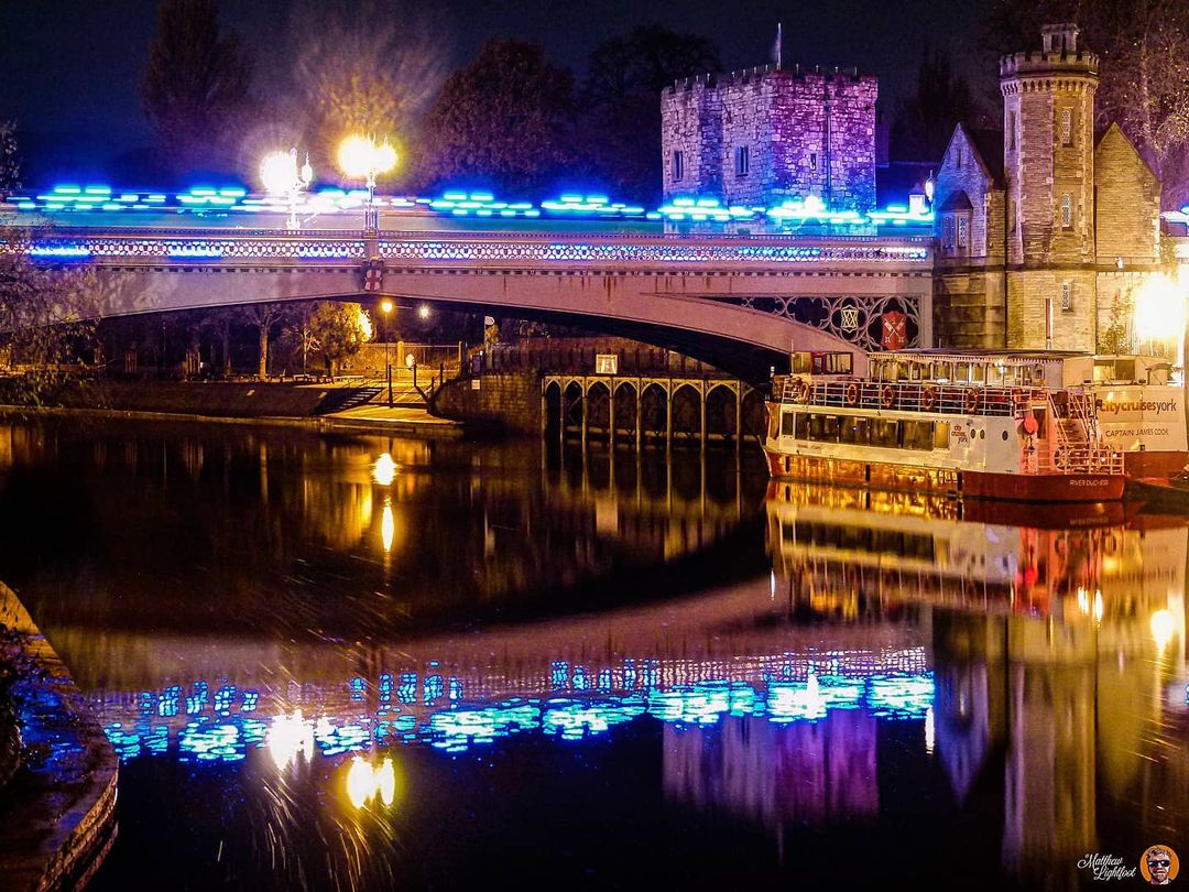 VisitYork's tweet photo. The early evenings mean the lights are shining bright in York.

Have you sorted your Christmas shopping? 🎁 There's still time to get it all in the city, #ShopLocal or browse the virtual #YorkChristmas market! 🎄

📸 IG: mattlightfoot82
https://t.co/lfNNle5WYC https://t.co/FwuzlbKboE